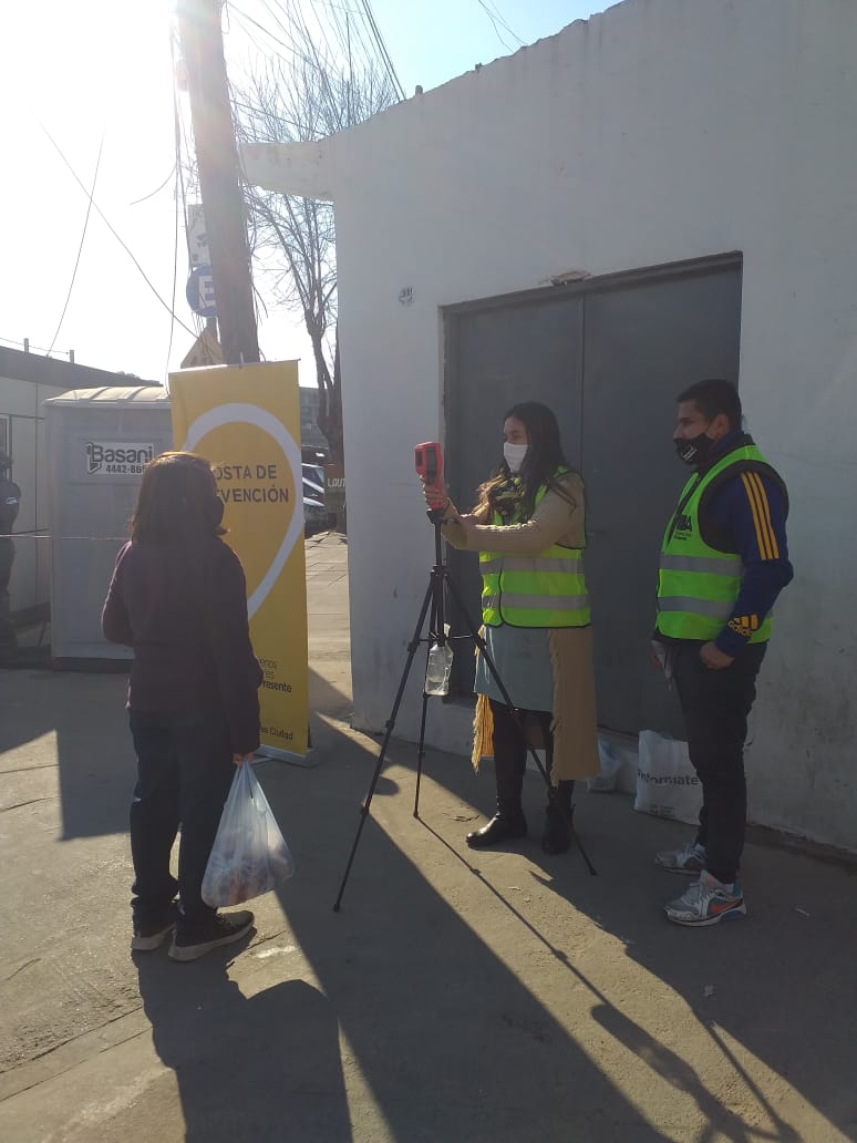 Veronica_L25's tweet photo. Otro día dónde los jóvenes y el equipo de @IVCBuenosAires salen al barrio Ricciardelli en distintos operativos,  búsqueda activa de contactos estrechos  y postas de prevención de Covid - 19 
BUENOS AIRES PRESENTE https://t.co/lLiEBOXvTa
