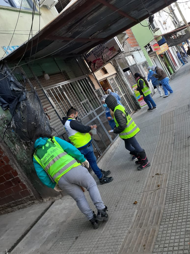 Veronica_L25's tweet photo. Otro día dónde los jóvenes y el equipo de @IVCBuenosAires salen al barrio Ricciardelli en distintos operativos,  búsqueda activa de contactos estrechos  y postas de prevención de Covid - 19 
BUENOS AIRES PRESENTE https://t.co/lLiEBOXvTa