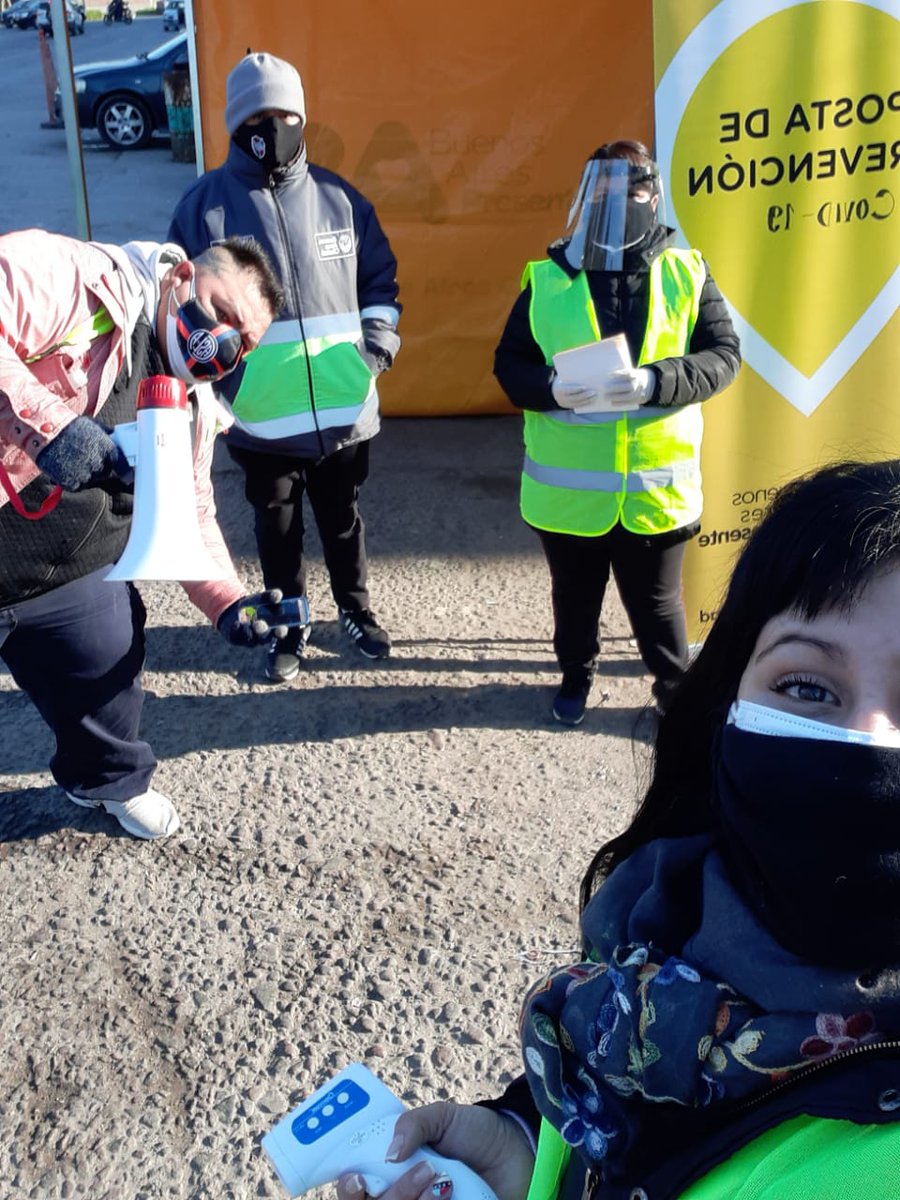 Veronica_L25's tweet photo. Otro día dónde los jóvenes y el equipo de @IVCBuenosAires salen al barrio Ricciardelli en distintos operativos,  búsqueda activa de contactos estrechos  y postas de prevención de Covid - 19 
BUENOS AIRES PRESENTE https://t.co/lLiEBOXvTa
