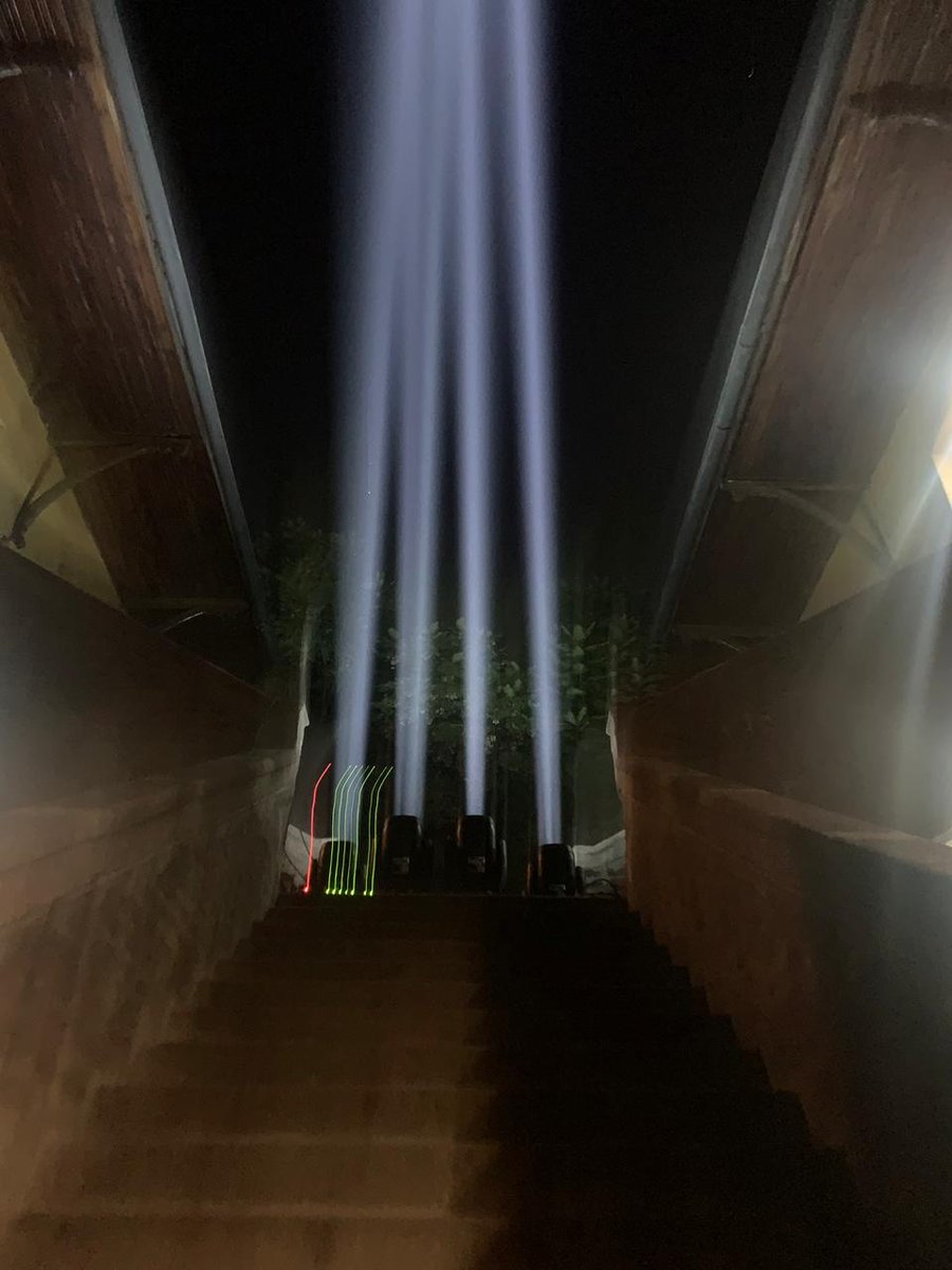 MundoFAU_uchile's tweet photo. Así luce a esta hora el cielo de Santiago en memoria de nuestro Gatito, Don Edgardo González ♥️. La luz proviene de nuestra Facultad, muy cerca de la oficina del Gato. https://t.co/KvItACXzvO