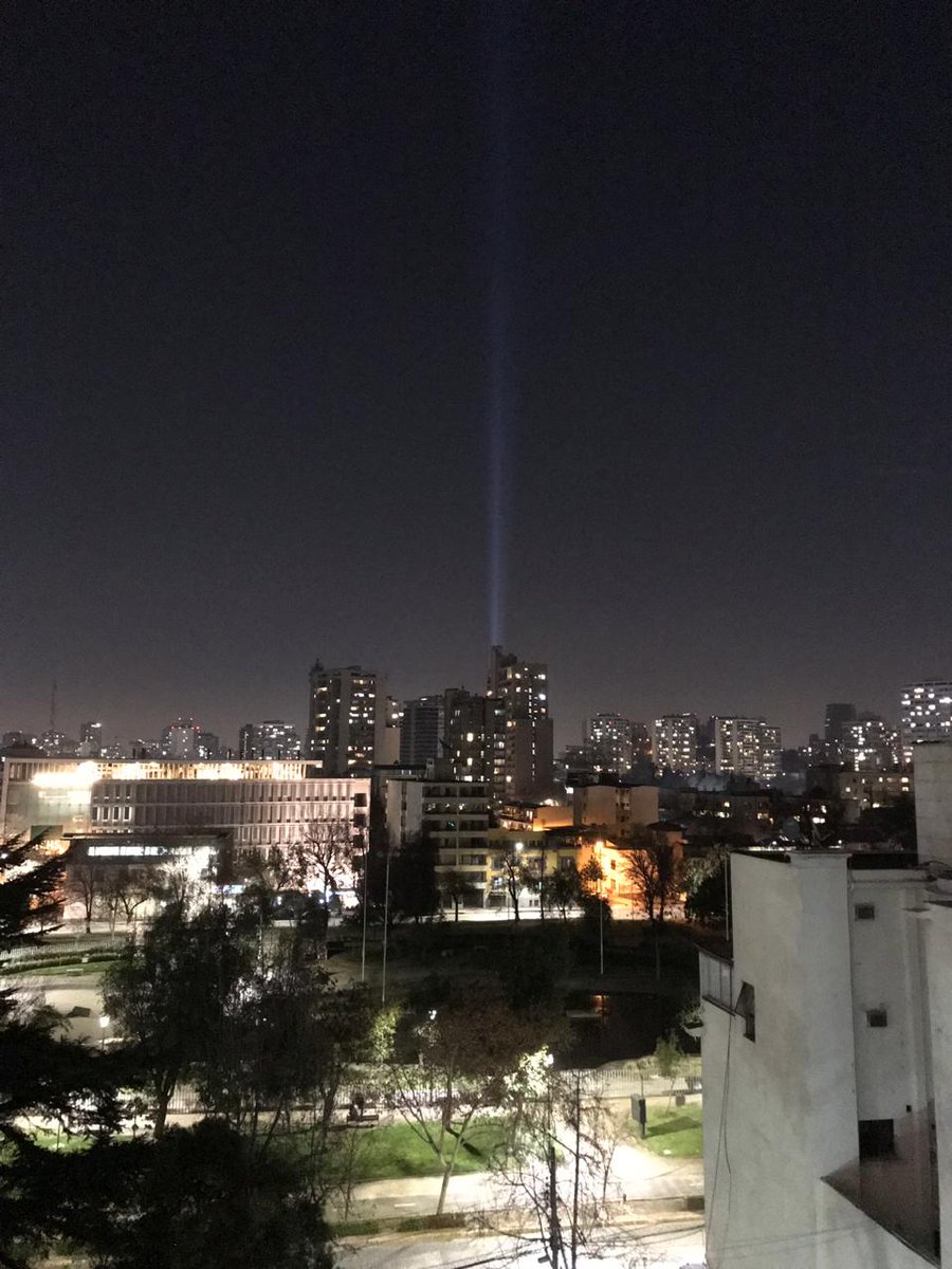 MundoFAU_uchile's tweet photo. Así luce a esta hora el cielo de Santiago en memoria de nuestro Gatito, Don Edgardo González ♥️. La luz proviene de nuestra Facultad, muy cerca de la oficina del Gato. https://t.co/KvItACXzvO