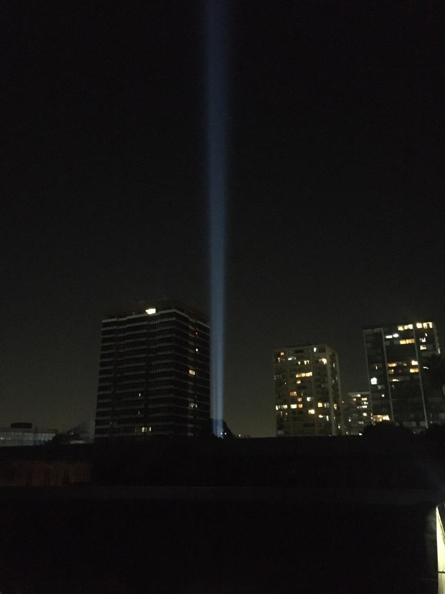 MundoFAU_uchile's tweet photo. Así luce a esta hora el cielo de Santiago en memoria de nuestro Gatito, Don Edgardo González ♥️. La luz proviene de nuestra Facultad, muy cerca de la oficina del Gato. https://t.co/KvItACXzvO