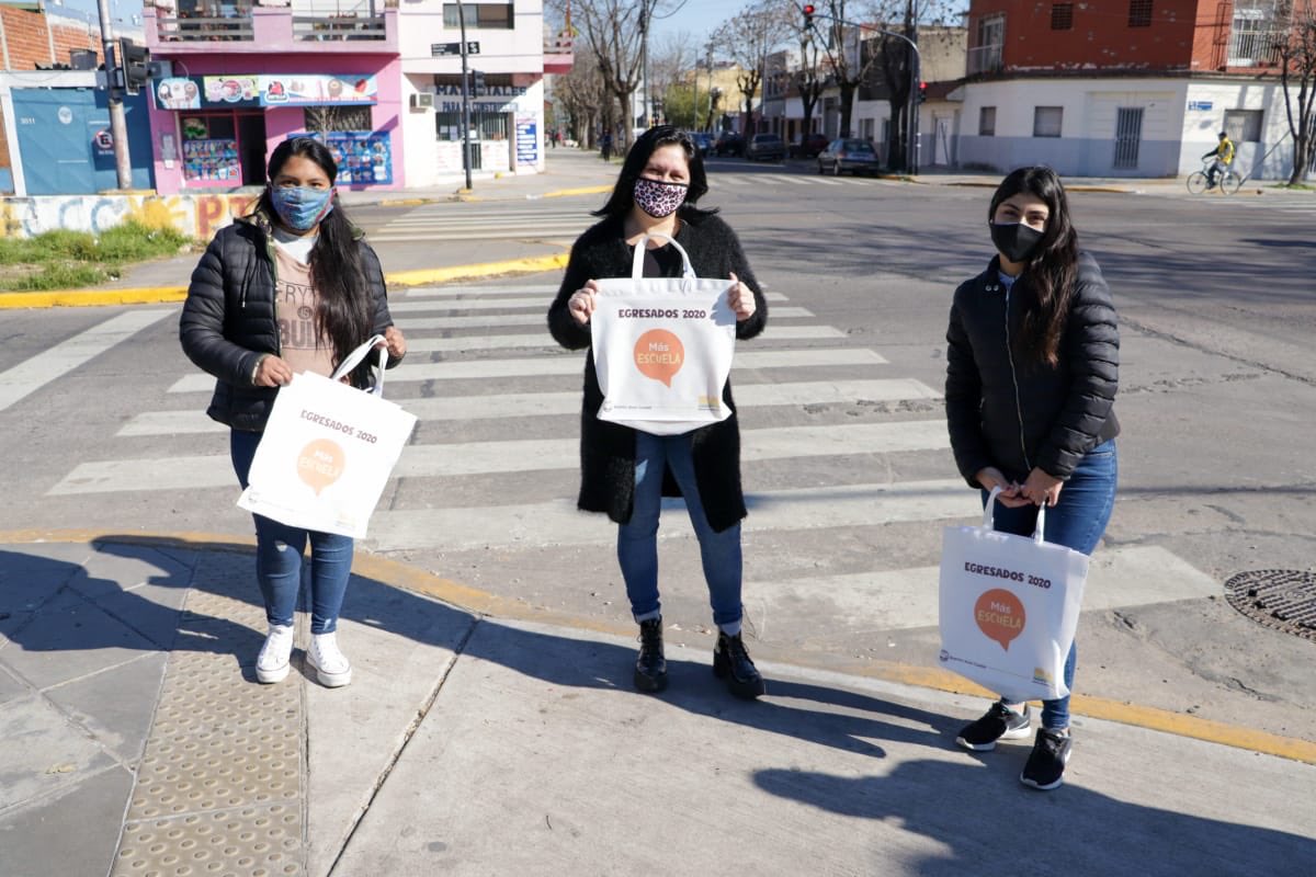 fabian_capponi's tweet photo. Continuamos con la entrega de diplomas y obsequios 🎁 a los egresados de los distintos Programas de la Dirección de Educación de Adultos y Adolescentes, hoy fue el turno del CENS N.° 71 🙌
#EducaciónAdultos
#MásEscuela https://t.co/1RjS90xkBw