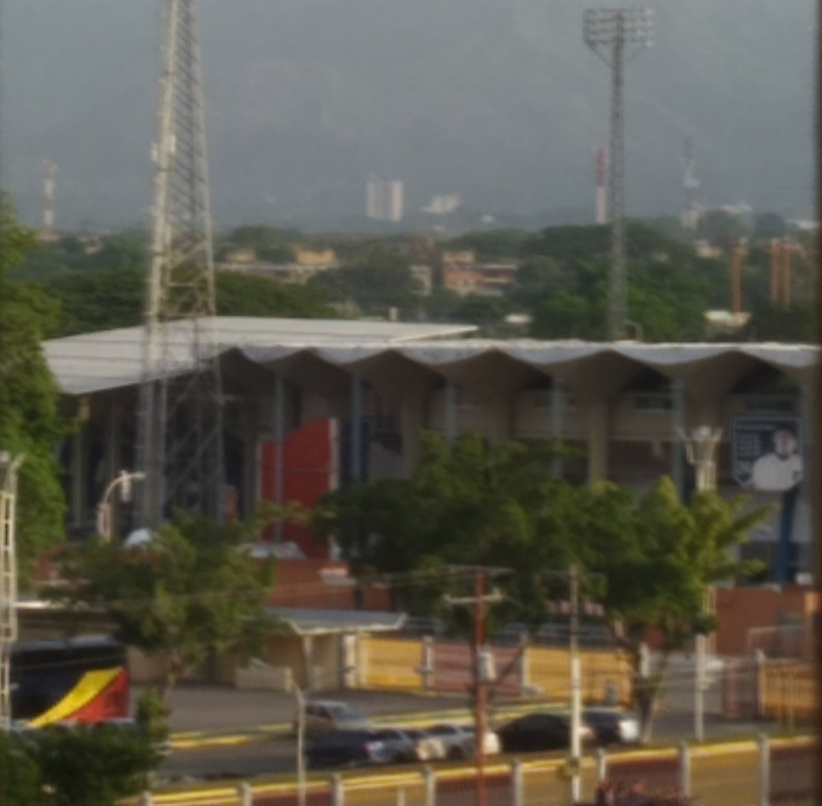 BeaVasquez1's tweet photo. Ajah #pin8 "prohibida la realización de actividades físicas" #nmj Estadio Olímpico #HermanosGhersi Páez, 7AM y quiénes están reunidos allí, ehh? #nmj https://t.co/psPgQ46NoY