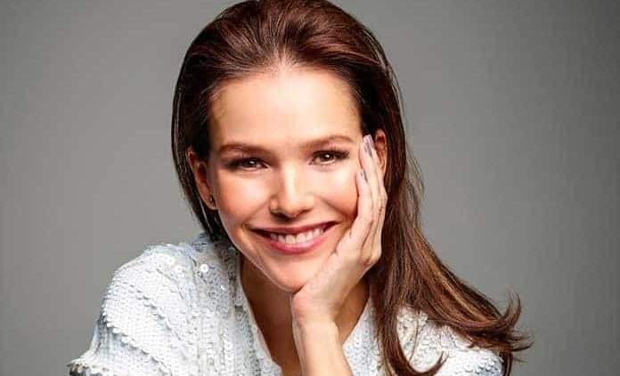 Kika Edgar es una actriz, bailarina y cantante mexicana.
Estudió actuación y canto en el Centro de Educación Artística de Televisa (CEA), especializándose como bailarina de ballet.
Lleva cinco discos como solista y ha ganado varios premios como actriz de televisión y teatro.