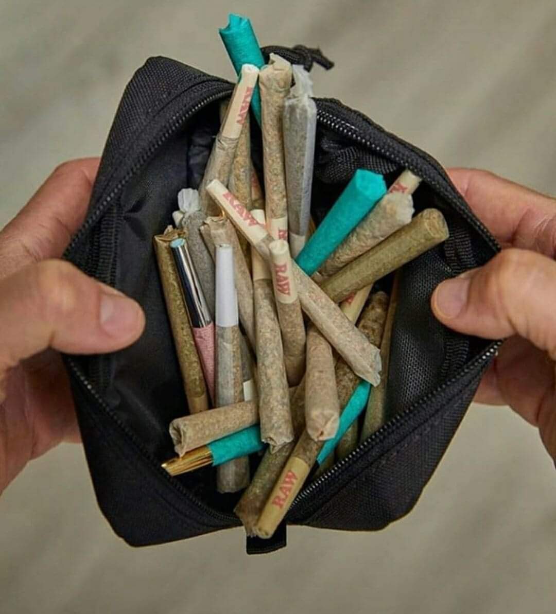 smoking_4i20's tweet photo. A bag que eu preciso https://t.co/2iY5QoRwGG