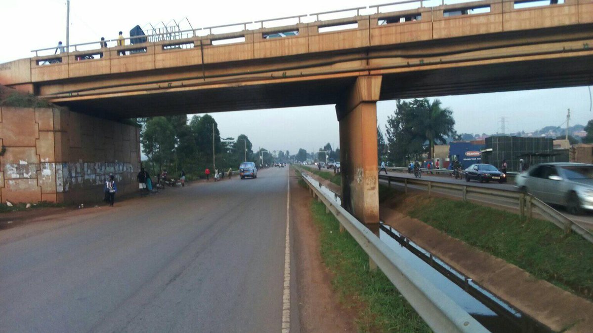KiapiKFreddie76's tweet image. #infrastructureDestructionAlert see how we humans are doing to the new flyover pillars at #namungonna @KCCAED @UNRA_UG @MoWT_Uganda @UNRA_ED @StartOverUG @StateHouseUg @Parliament_Ug