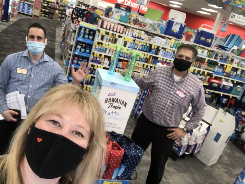 MhoangCVS's tweet photo. Amazing day with my FFL @DPLeone78 and celebrating the amazing seasonal area at store 387! #People1st #R64D4 #Ready4Summer #Development #1LuckyDL https://t.co/VIdGJv8rYq