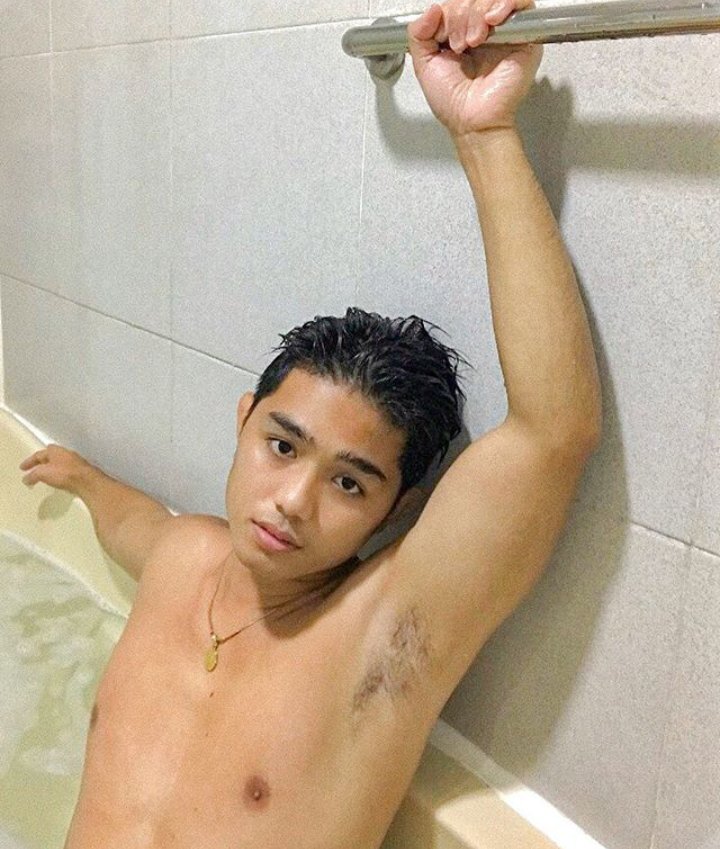 johnrexxbot's tweet photo. arat sa bathtub! https://t.co/1h89o8R3RZ