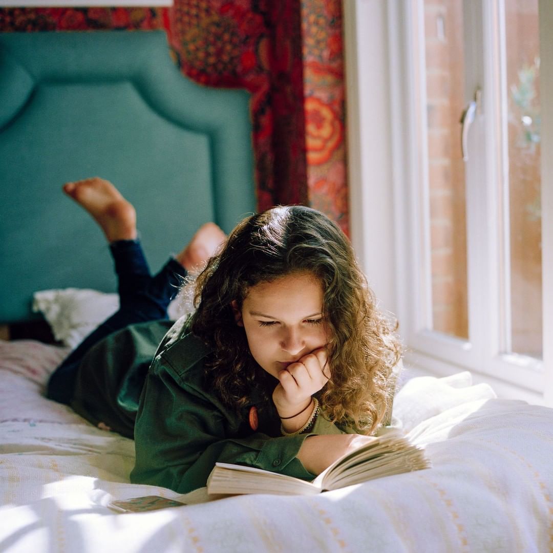 ¿Tienes un preadolescente o un adolescente al que le gusta leer? La creación de lazos afectivos a través de un hobby compartido es una forma de mejorar la relación con tu hijo, así que, ya sea que se trate de la lectura o de otra cosa, intenta encontrar algo que ambos disfruten.