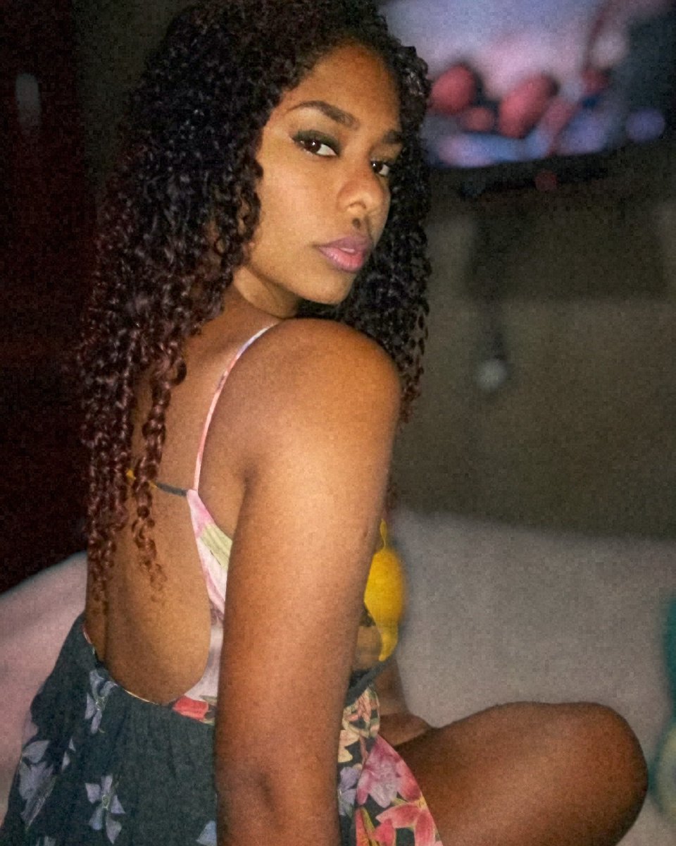 gigisofficial's tweet photo. Não viva para agradar ninguém,vive sim para agradar somente você.
#preta #pretalove #pretalinda #pretasim✊🏾 https://t.co/232o8xNO1O