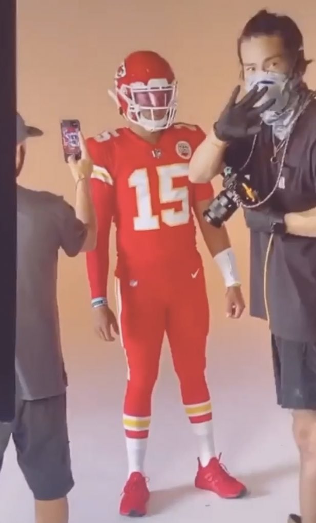 HelmetStalker's tweet photo. Chiefs QB Patrick Mahomes wore a Riddell SpeedFlex Precision with an SF-2BD-SW mask, PRIZM Clear Oakley visor and a Riddell hardcup chinstrap w/ the Cam-Loc system for recent photoshoot. Wore a VICIS ZERO1 with an SO-212-LP mask and a SportStar Victory chinstrap in-game in 2019. https://t.co/agYKQ3yHsg
