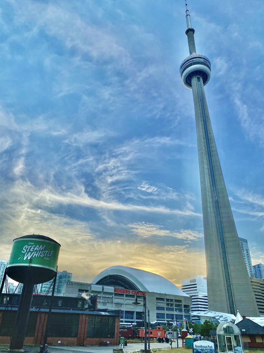 Huntzz's tweet photo. Today was opening day for @TourCNTower and even the @RogersCentre opened up too🇨🇦
Perfect time to take some family photos of my doggos📱#iPhonePhotography #CNtower #doggos #MYwolfPACK 🦴🐾 https://t.co/GdP0XEupYT