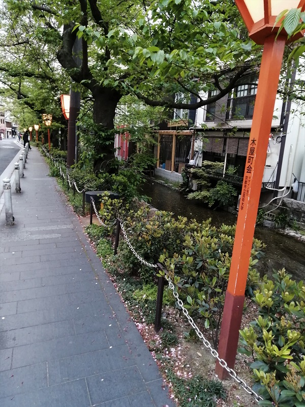 hallmark_tokuto's tweet photo. 京都高瀬川
江戸初期から京都－伏見間において、小型船(高瀬舟)で物資運搬に利用されましたが、1920年廃止になりました。
#river #kyoto #高瀬川 #川 https://t.co/ieZ04MDeUy