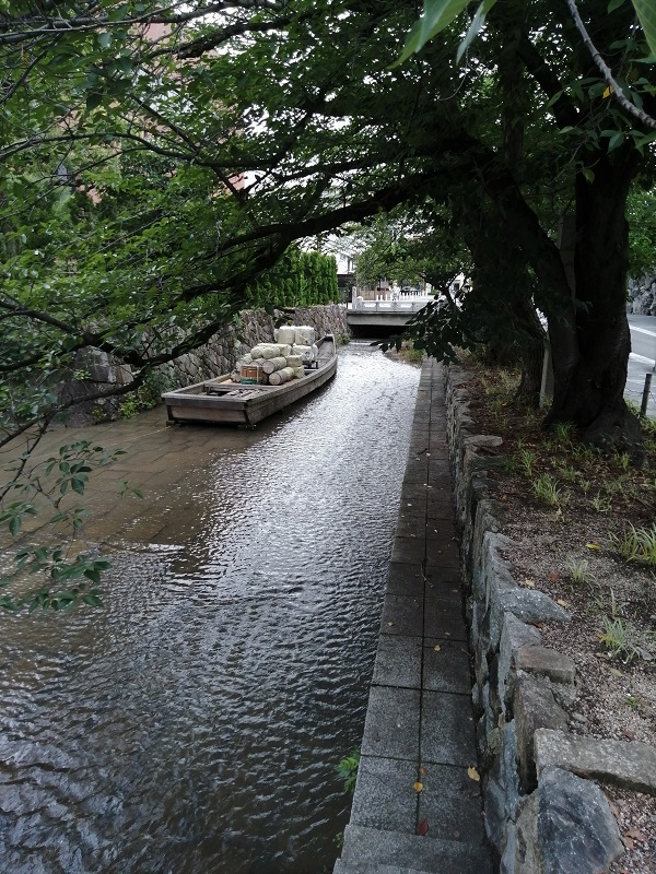 hallmark_tokuto's tweet photo. 京都高瀬川
江戸初期から京都－伏見間において、小型船(高瀬舟)で物資運搬に利用されましたが、1920年廃止になりました。
#river #kyoto #高瀬川 #川 https://t.co/ieZ04MDeUy