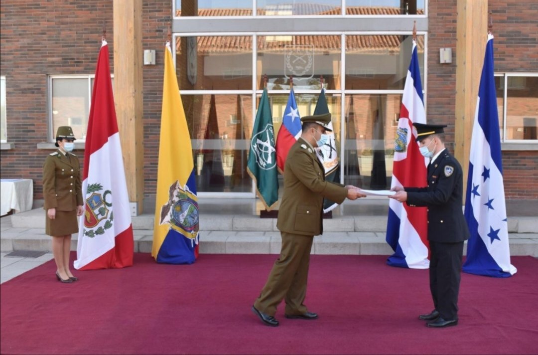LegalesSan's tweet photo. #SomosDalep. 
"No basta con SABER, también hay que APLICAR; no sólo es QUERER, también hay que ACTUAR." 
INTEGRIDAD... virtud máxima de un LÍDER. 

En la Dirección de Apoyo Legal se  crean nuevos líderes que sirvan al país desde cualquier escenario  profesional. 
#OrgulloDalep 💪 https://t.co/cJFpUWg0R0