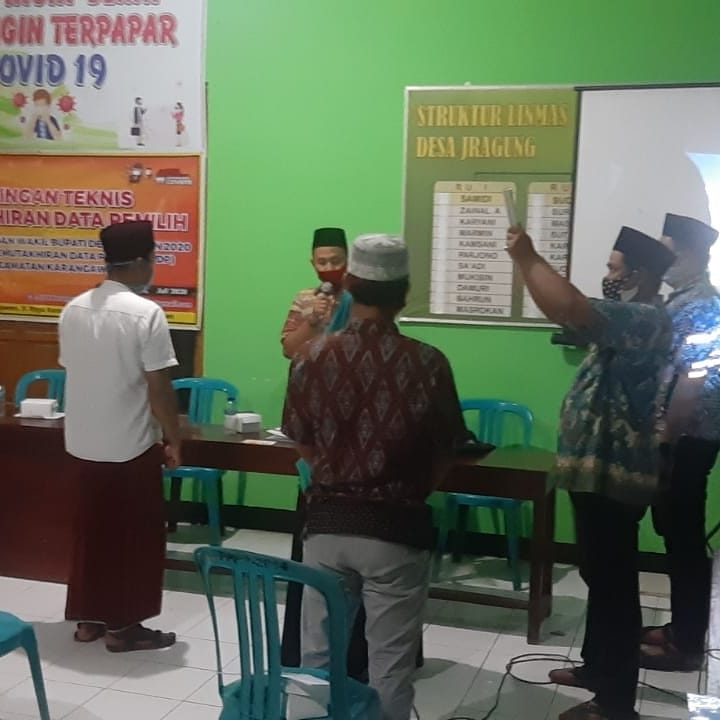 jragung20's tweet photo. Post yg sempat tertunda pd tgl 13 Juli 2020 kegiatan pelantikan PPDP dilanjutkan dg Bimtek PPDP Desa Jragung bersama PPK Kecamatan Karangawen ditengah pandemi covid 19 dengan tetap menerapkan protokol kesehatan...
@jragung20 
@kpu_demakkab 
@KarangawenPpk https://t.co/4wlGuVzJSo