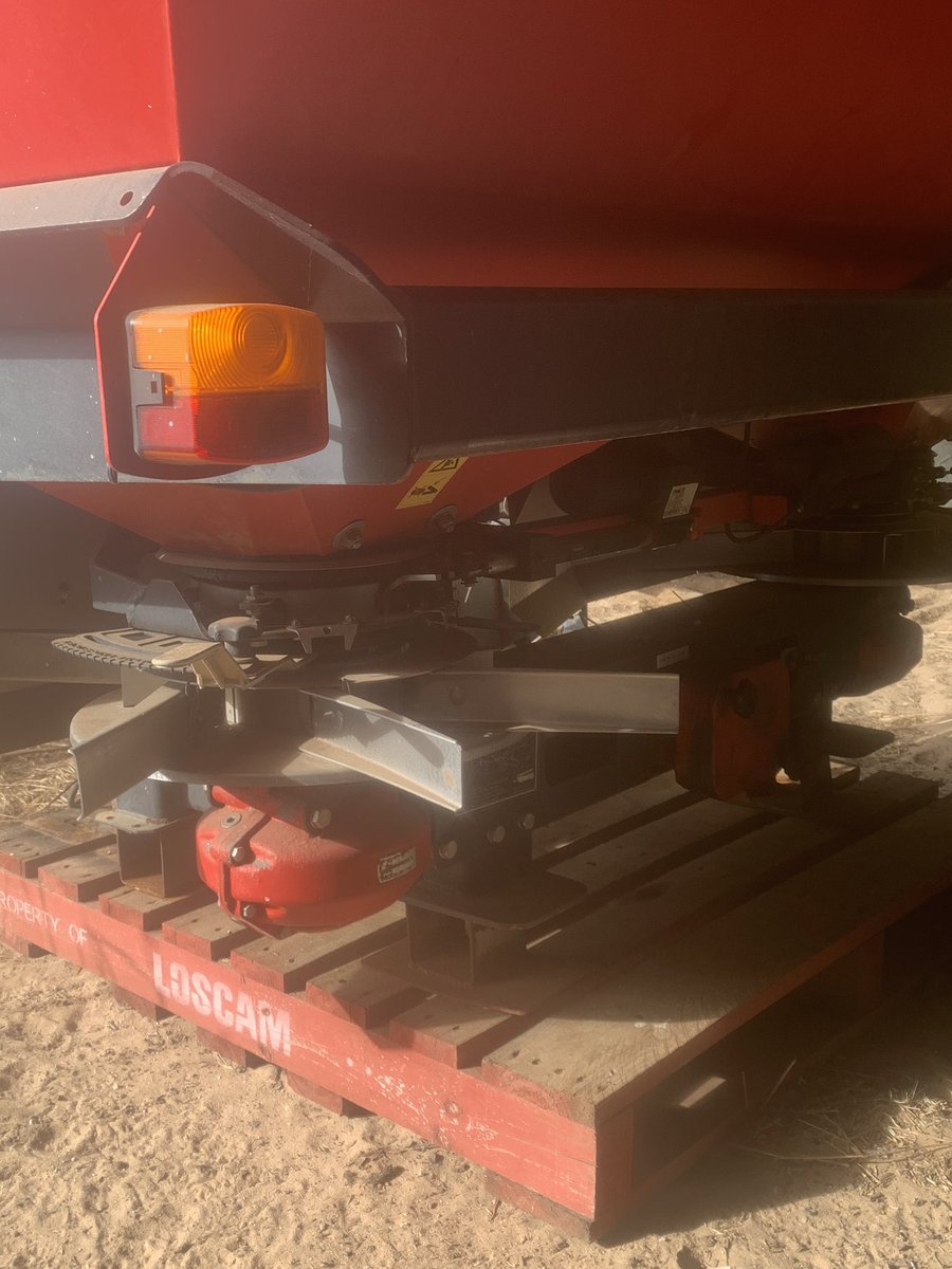 kitto831's tweet photo. Vicon RO-XL spreader with controller for rate control independent shut off on both discs hydraulic driven. Come with calibration pan holds approximately 2.5t urea. Hasn’t been used for 2 years due to upgrade. Adapter to fit cat 111 quick hitch also available call 0428289013 https://t.co/S3ZKPeq7Gb