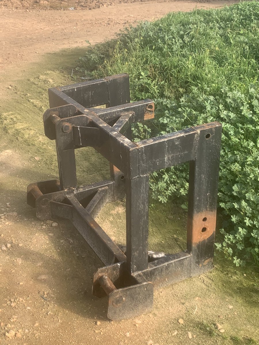 kitto831's tweet photo. Vicon RO-XL spreader with controller for rate control independent shut off on both discs hydraulic driven. Come with calibration pan holds approximately 2.5t urea. Hasn’t been used for 2 years due to upgrade. Adapter to fit cat 111 quick hitch also available call 0428289013 https://t.co/S3ZKPeq7Gb