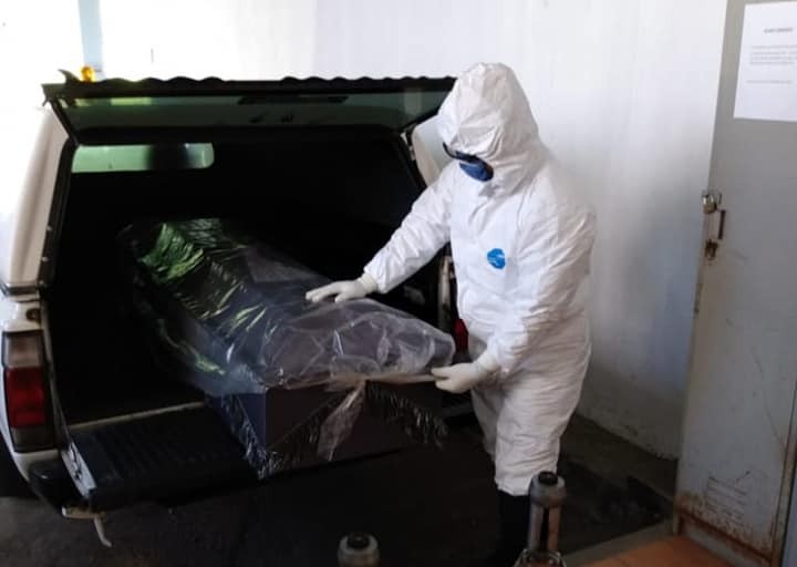 entrecomasmx's tweet photo. #Reportaje | Las velaciones como eran antes, desaparecieron. Es la realidad en la nueva normalidad y culturalmente es un shock muy grande:

👉🏾 https://t.co/tKXCoFprbZ

#cultura #muerte #covid19 #mexico #xalapa #pandemia #noticias #Enterate https://t.co/wBmiVMc4d8