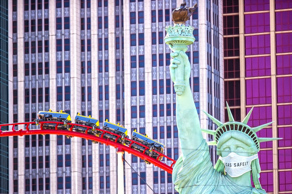 BenjaminHphoto's tweet image. The Statue of Liberty dons a mask with the words “Vegas Safely" outside @NYNYVegas today. @reviewjournal #Covid_19