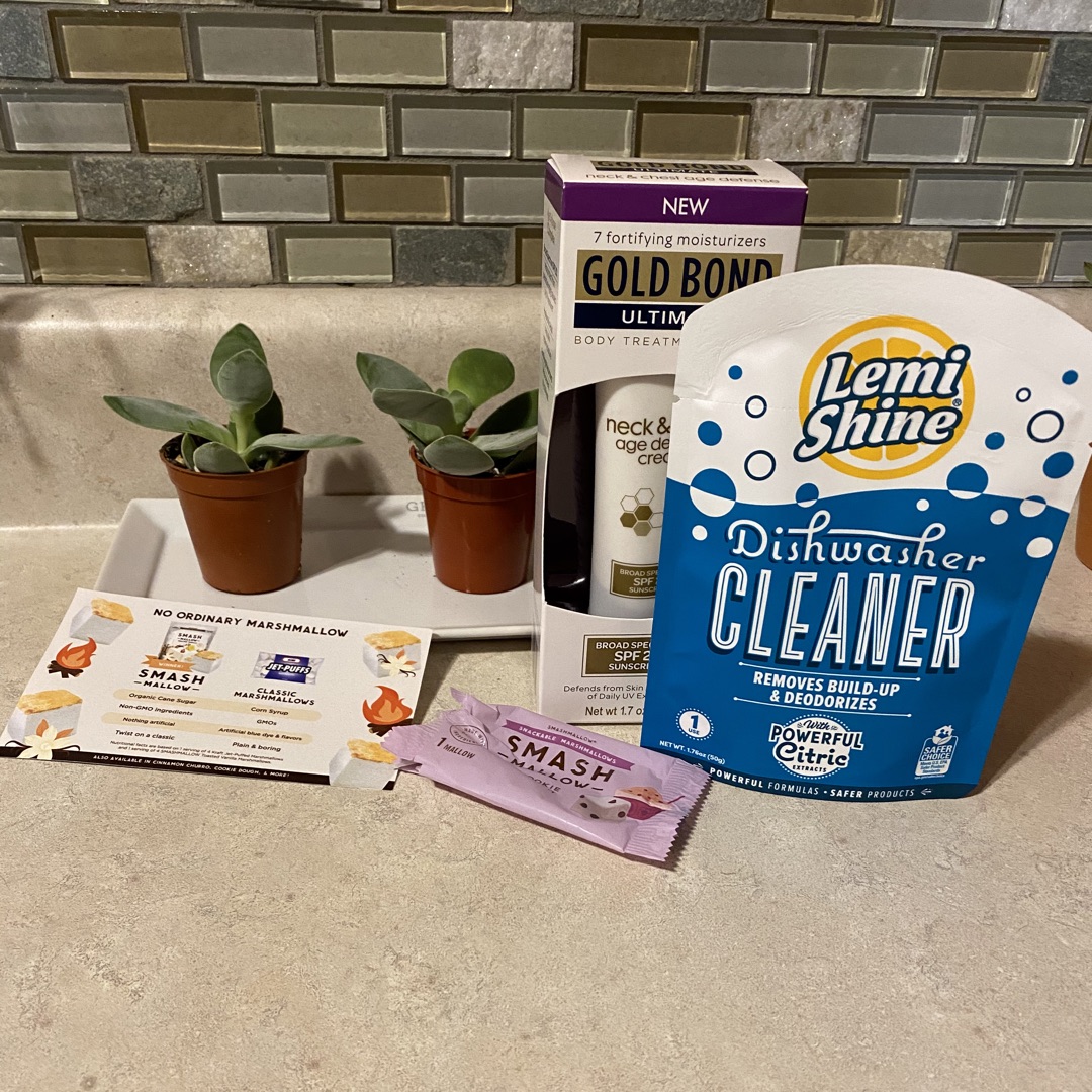 AMSwitzer_'s tweet image. @Influenster @Snackapade @Lemishine #SpringForwardVoxBox #complimentary