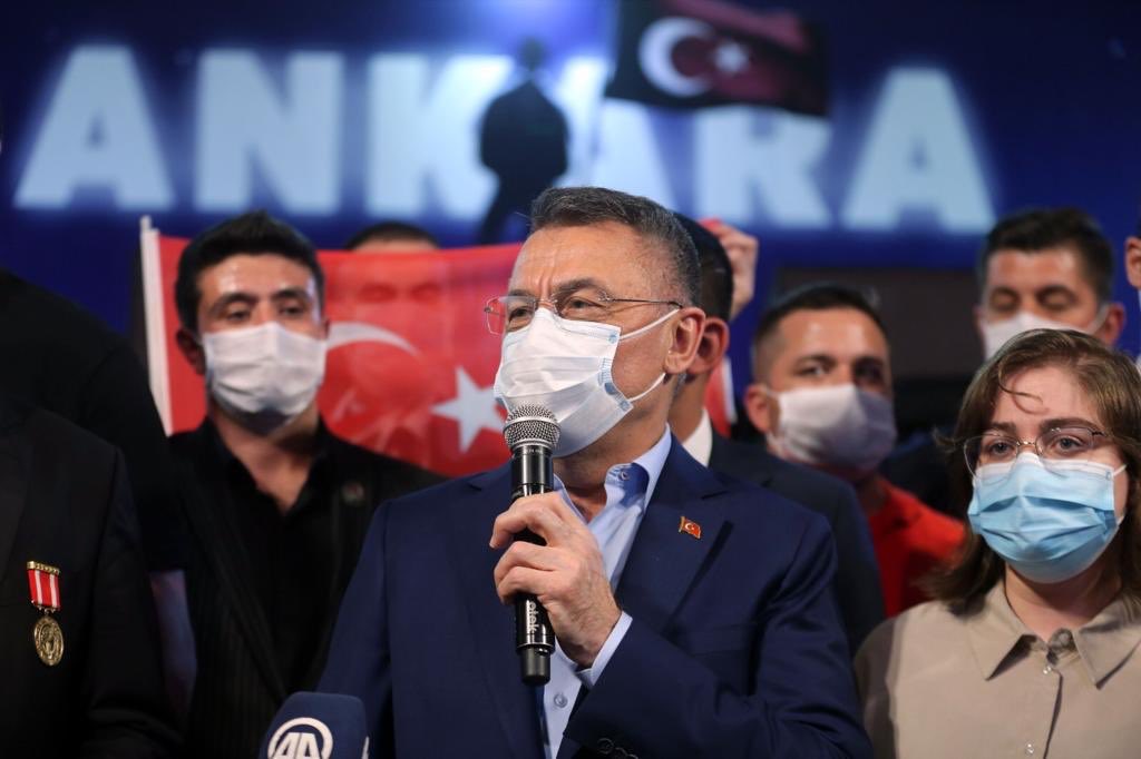 fuatoktay's tweet photo. Milletimizin kararlılığı, Sn. Cumhurbaşkanımızın dik duruşuyla #15Temmuz’da darbeye geçit vermedik. Bugün de aynı kararlılıkla demokrasiye sahip çıkmaya devam edeceğiz.

O gece geleceğini hainlere teslim etmeyen Milletimize selam olsun.

📍15 Temmuz Kızılay Milli İrade Meydanı https://t.co/5tleza88HF