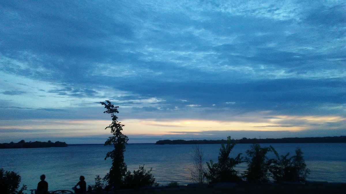 JohnZwicker1's tweet photo. #Cometwatching
#OttawaRiverSunset this evening
#GlorytoGod https://t.co/PEGnpacZAL
