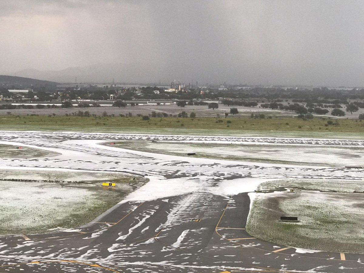 FsMexcom's tweet photo. Una fuerte tormenta con granizo en el aeropuerto intercontinental de Querétaro provocó fuertes daños a varias aeronaves.
Debido a la intensa granizada, el aeropuerto se encuentra cerrado. #tormenta #mmqt #Queretaro https://t.co/8a4XzylPaf