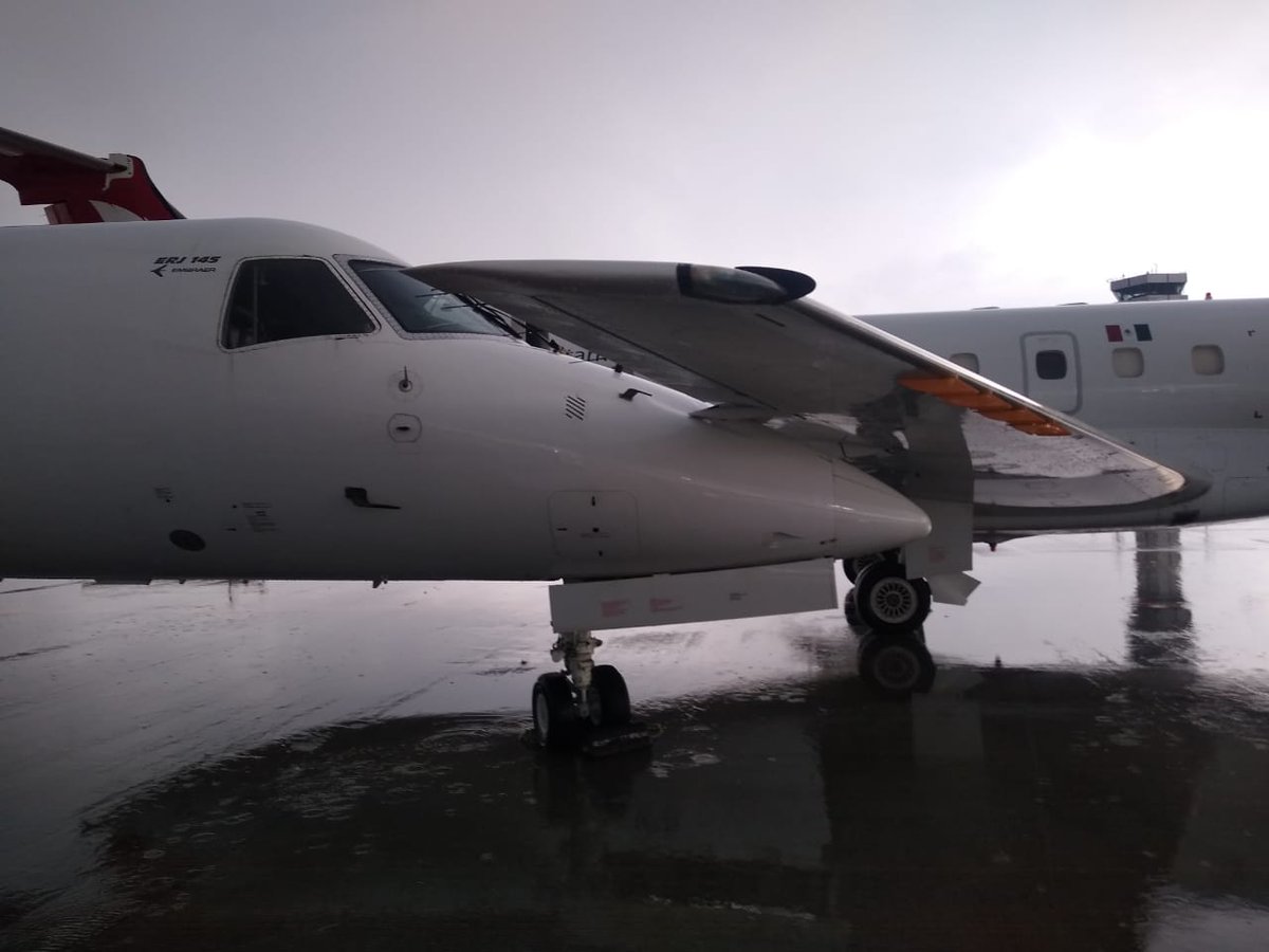 FsMexcom's tweet photo. Una fuerte tormenta con granizo en el aeropuerto intercontinental de Querétaro provocó fuertes daños a varias aeronaves.
Debido a la intensa granizada, el aeropuerto se encuentra cerrado. #tormenta #mmqt #Queretaro https://t.co/8a4XzylPaf