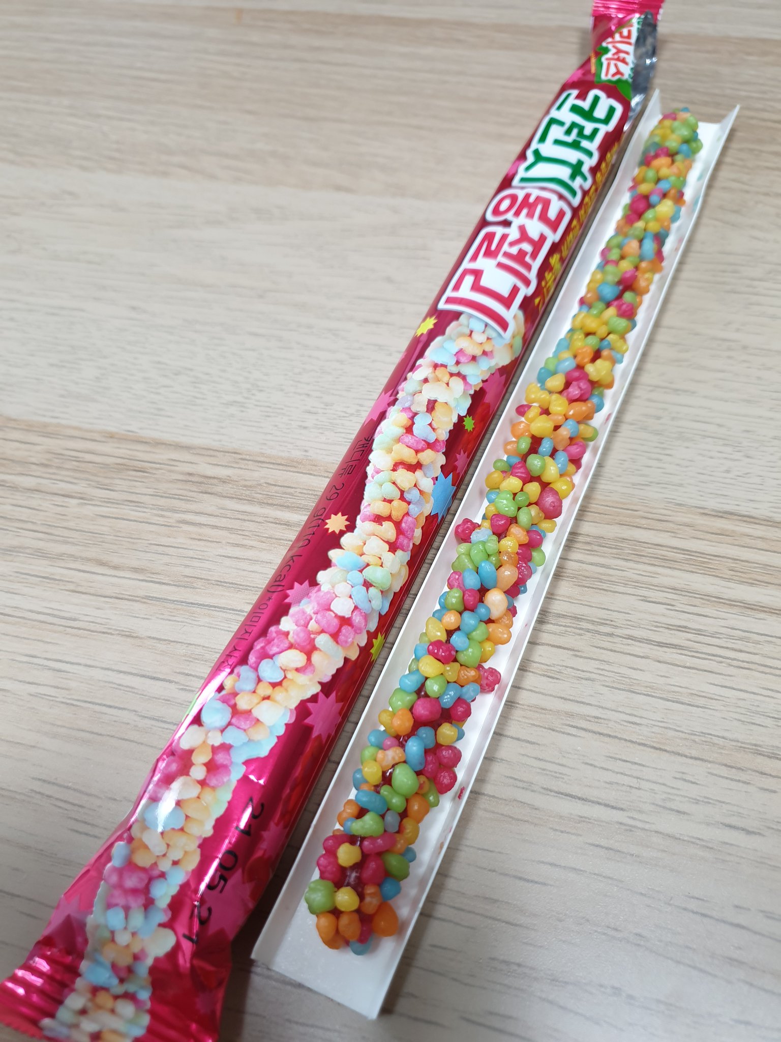 クリエイトリップ 韓国情報 En Twitter 韓国グルメ コンビニなどで最近発売を開始した 크런치롱젤리 クランチロングゼリー グミ グミ好き なのですぐに飛びつきました ㅋㅋㅋグミの周りに少しパチパチしたクランチがくっついただけのものですが 素朴に