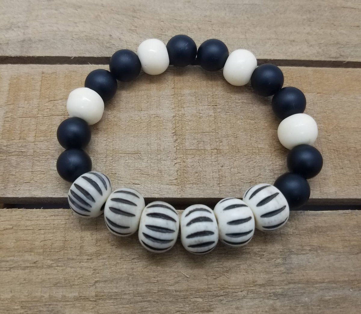Excited to share the latest addition to my #etsy shop: Ivory and onyx bone beaded bracelet
#Doodlebugsbydevida #shopsmall #handmade #bonebeads #stretch etsy.me/2WogCWq