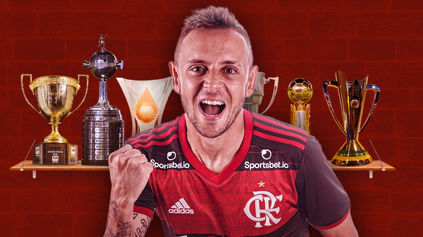 SportsCenterBR's tweet photo. URGENTE! Rafinha toma bronca em casa por não ter mais espaço para tantas taças! #FLAXFLU https://t.co/cof7I6wf5O