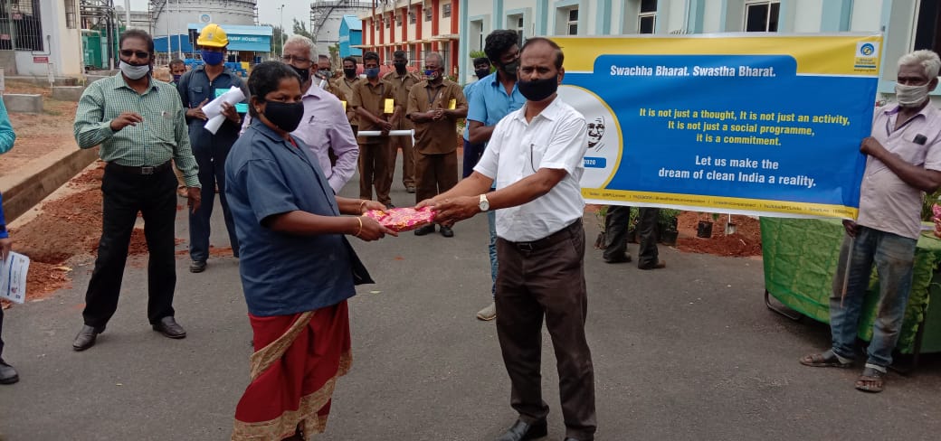 TopBpcl's tweet photo. Irugur TOP installation has distributed hand sanitiser and facemask for our housekeeping staff , also all the housekeeping staff were felicitated @PMOIndia @singharunbpcl @Rajeshkumbhare6 @8singhi @CbeRetailBpcl @gpatmumbai #SwachhtaPakhwada2020 https://t.co/r1mtLbVp6f