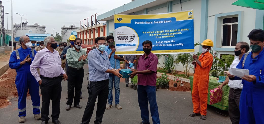 TopBpcl's tweet photo. Irugur TOP installation has distributed hand sanitiser and facemask for our housekeeping staff , also all the housekeeping staff were felicitated @PMOIndia @singharunbpcl @Rajeshkumbhare6 @8singhi @CbeRetailBpcl @gpatmumbai #SwachhtaPakhwada2020 https://t.co/r1mtLbVp6f