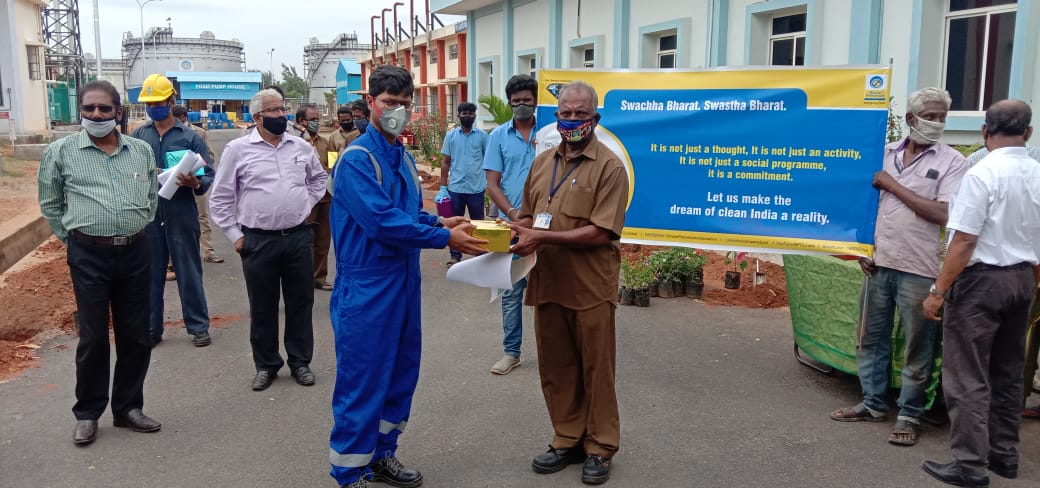 TopBpcl's tweet photo. Irugur TOP installation has distributed hand sanitiser and facemask for our housekeeping staff , also all the housekeeping staff were felicitated @PMOIndia @singharunbpcl @Rajeshkumbhare6 @8singhi @CbeRetailBpcl @gpatmumbai #SwachhtaPakhwada2020 https://t.co/r1mtLbVp6f