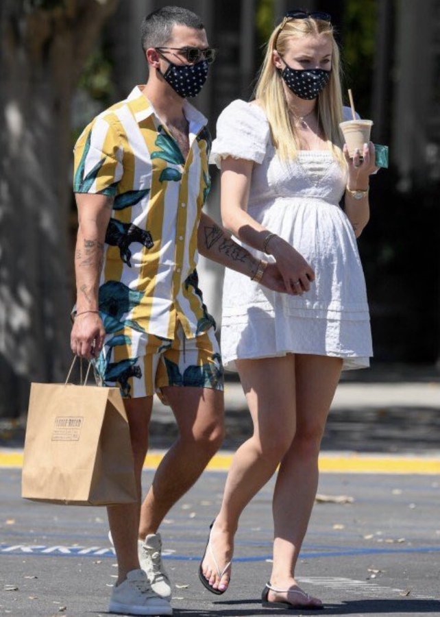 shoppriceless's tweet photo. ok @joejonas &amp; #sofieturner is THE street style couple 👏 😍 https://t.co/qxOrLmUjFo