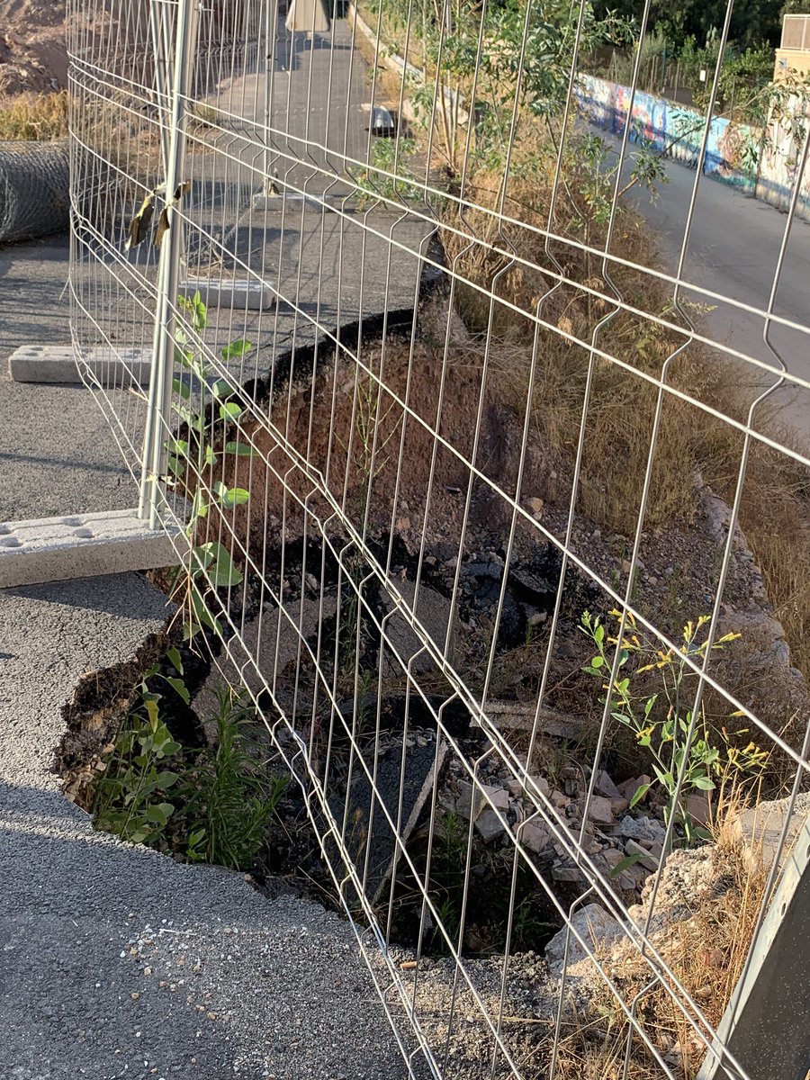 javierjudez's tweet photo. @AytoMurcia 21 meses después... la mitad de la calle hundida... ¿se arreglará con la remodelación de tres nuevos chalets que ha empezado? ¿O esperamos al otoño con las nuevas lluvias para que se hunda todo el ancho? #perplejidad @laverdad_es https://t.co/b7Xmysz8V9