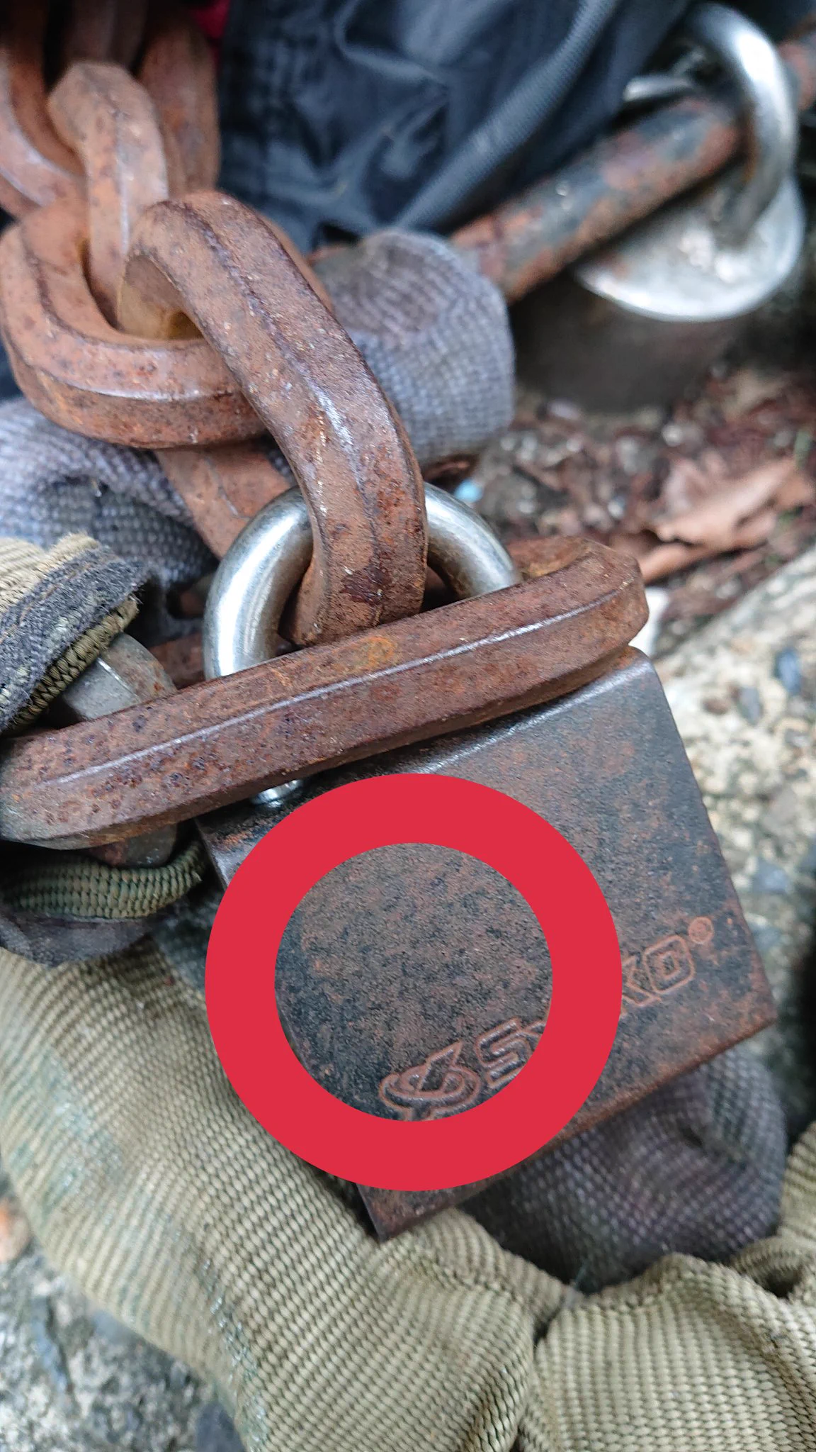 少しの工夫で被害に遭いにくくなる？バイク乗りの人は必見、南京錠と鎖で施錠するときの注意点！