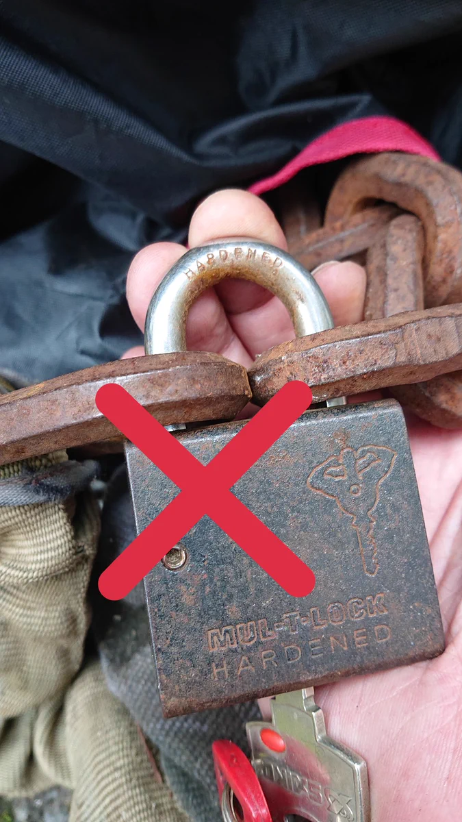 少しの工夫で被害に遭いにくくなる？バイク乗りの人は必見、南京錠と鎖で施錠するときの注意点！