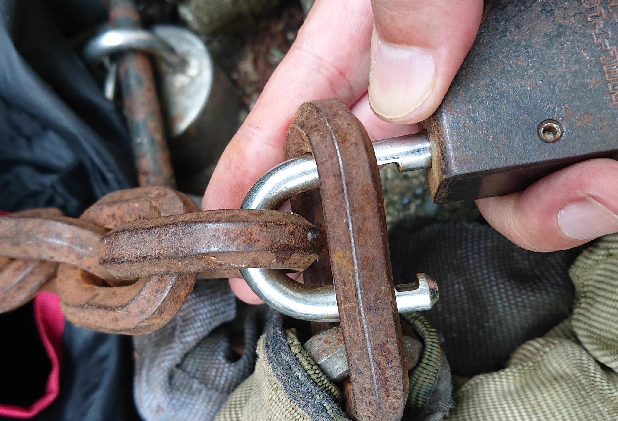 少しの工夫で被害に遭いにくくなる？バイク乗りの人は必見、南京錠と鎖で施錠するときの注意点！