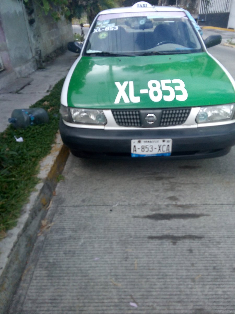 Adricortesb's tweet photo. @ssptransitover @SP_Veracruz @VialidadXalapa @alcalorpolitico luego porque hay secuestros. Taxi Tsuru no. Económico XL-853 y con sus respectivas placas y el otro solo con permiso son de la misma región y número duplicado OJO CON ESTO. https://t.co/zpOXbn1Vyy