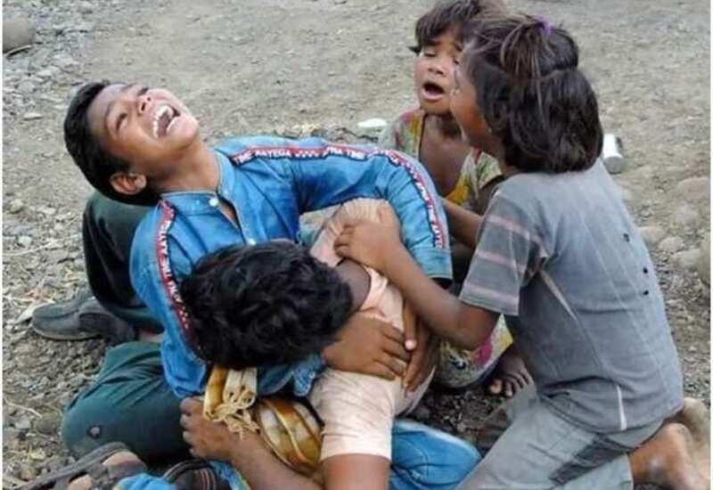 KirttiPrabha's tweet photo. #Guna
बेबस पिता को गोद में लेकर बिलखते इन बच्चों का आखिर कुसूर क्या है?? ये दलित के घर पैदा हुए हैं यही ना।। https://t.co/ZmeivVvg8R