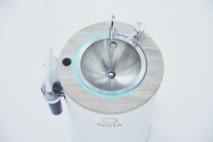 axismag's tweet photo. 次世代の分散型水インフラの事業展開を手がけるWOTAは、AIによる自律分散型水循環システムを搭載した手洗い機「WOSH」をリリースしました。

水インフラがなくても使える、独立型のポータブル設計で、病院や学校、商業施設やレストランなどさまざまな施設に設置できます。

https://t.co/GWjKp4zzaz https://t.co/tv5LNNiwMq