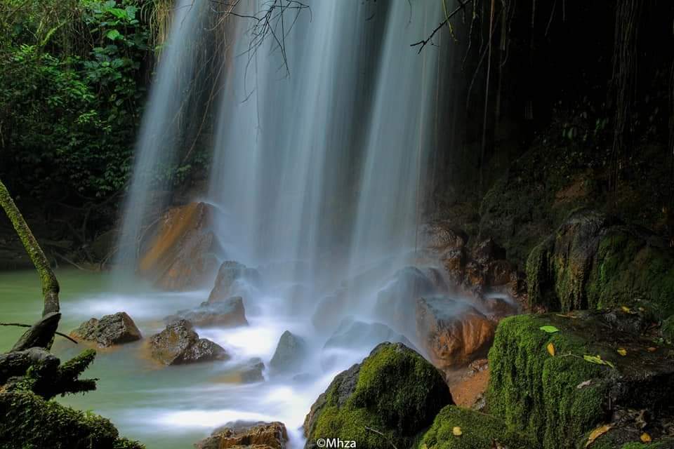 The beauty of the breathtaking Amabere Ga Nyina Mwiru waterfalls located in #FortPortalTourismCity. This is one of the unique places in the world.~ Tribe Tooro.
📸📸 Sagio Mhza.