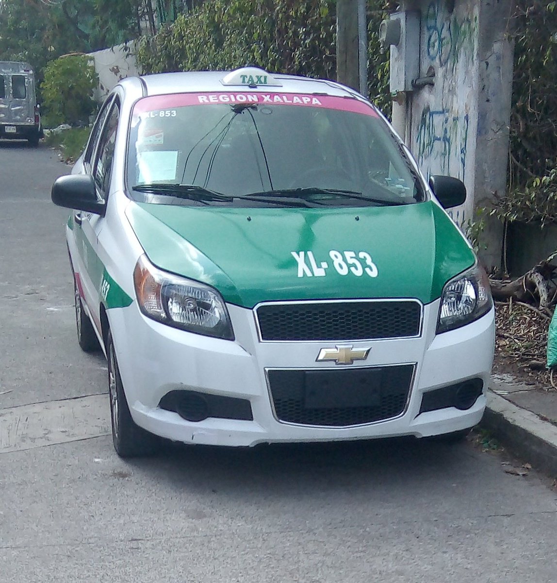 Adricortesb's tweet photo. @ssptransitover @SP_Veracruz @VialidadXalapa @alcalorpolitico luego porque hay secuestros. Taxi Tsuru no. Económico XL-853 y con sus respectivas placas y el otro solo con permiso son de la misma región y número duplicado OJO CON ESTO. https://t.co/zpOXbn1Vyy