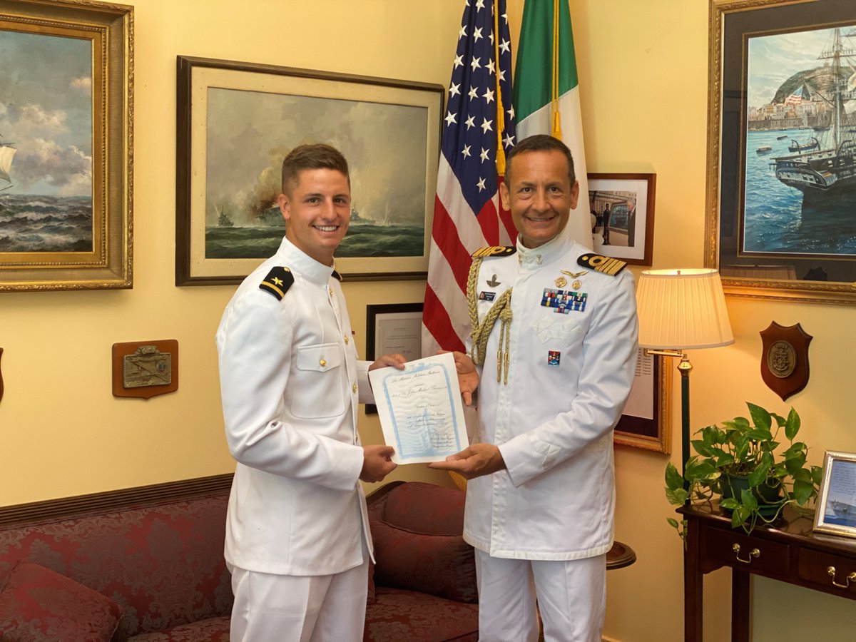 ItalianNavy's tweet photo. The Italian Naval Attachè in USA, Capt. Vizzini, on behalf of the Chief of Italian Navy, amm. #CavoDragone, presents the Italian Navy Award to Midn. 1st Class John Michael Thomson III from @USNavy for the brilliant results achieved in the 2019/2020 academic years #MarinaMilitare https://t.co/lLcCVSUvPd