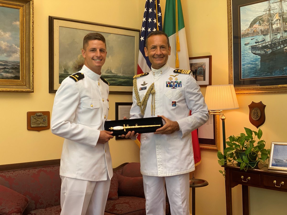 ItalianNavy's tweet photo. The Italian Naval Attachè in USA, Capt. Vizzini, on behalf of the Chief of Italian Navy, amm. #CavoDragone, presents the Italian Navy Award to Midn. 1st Class John Michael Thomson III from @USNavy for the brilliant results achieved in the 2019/2020 academic years #MarinaMilitare https://t.co/lLcCVSUvPd