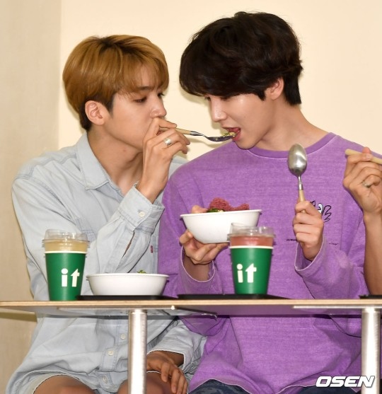 Kstyle_news's tweet photo. 【PHOTO】PENTAGON、ゲリラインタビューの公開録画に参加…爽やかな雰囲気
https://t.co/7v9oLc3ms7
#PENTAGON #PLAYJ https://t.co/FOtAZkGfiZ