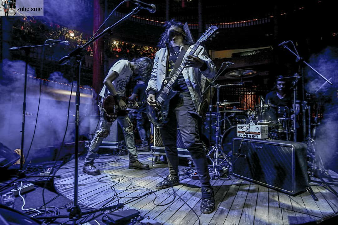 Respon netizen ada yang ngasi komentar kalau corak lagu barunya @freak_indonesia 'Terurai waktu'  terdengar seperti nafas lagu Sappy nya Nirvana dan dear Rosemary nya FF.

Gapapa ya ? Bebaskan aja kali berkarya mah, sikaterooss... Jalanteroooss..